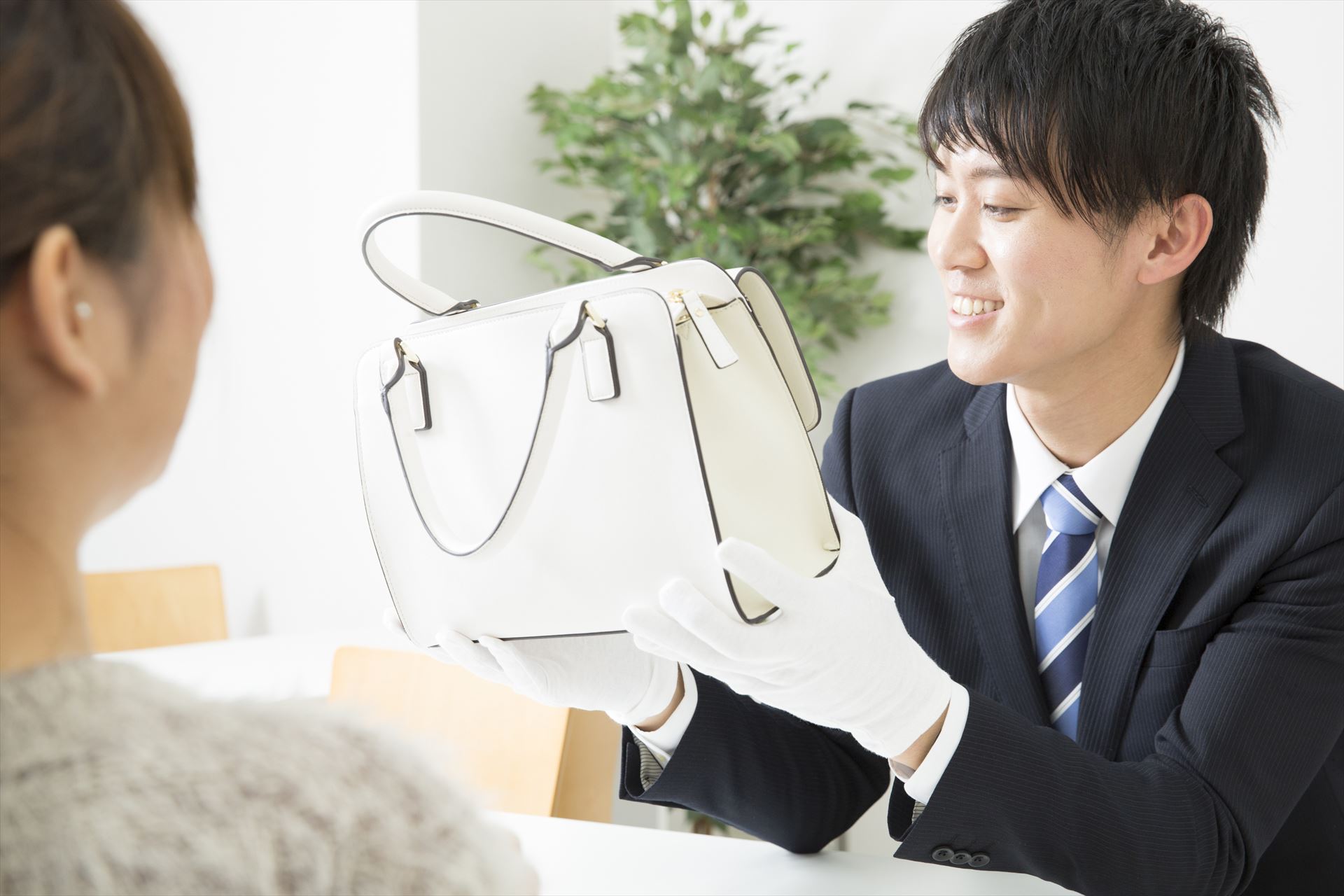 バッグを見る鑑定士